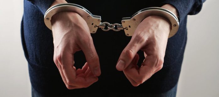 У Києві двоє чоловіків намагалися силою змусити військового відмовитися від боргу