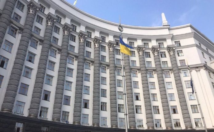 Кабмін відповів на петицію за підвищення зарплат учителям: грошей вистачає тільки на армію