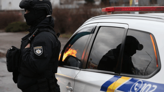 Аферистка в Черкаському районі допомагала чоловікам виїхати за кордон