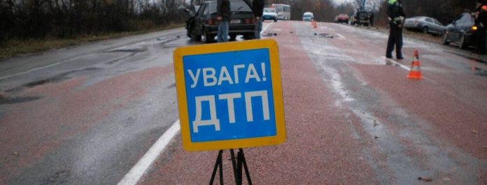 На Львівщині авто в’їхало в зупинку, молода жінка в критичному стані