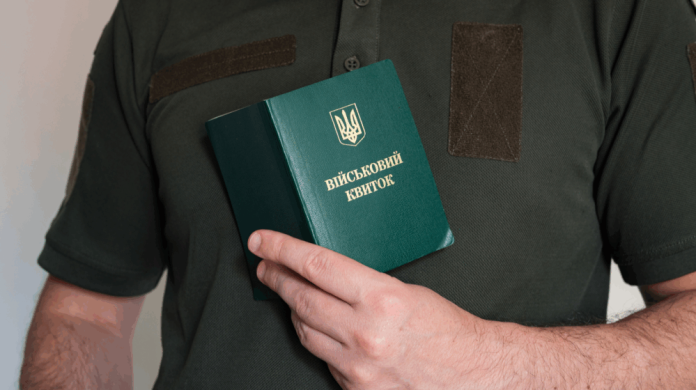 Нові правила мобілізації спричинили аншлаг у ТЦК на Хмельниччині