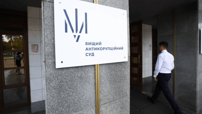 Посередник у хабарі на 250 тис. доларів визнав вину і відкупився допомогою армії