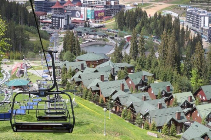 Родичі екссиловиків забудовують Буковель на мільйони