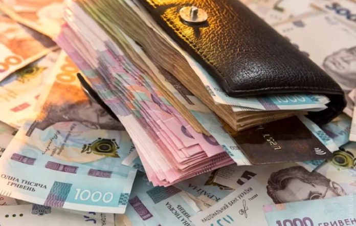 Хто і скільки заробляє в Україні: Держстат назвав середні зарплати у 2025 році