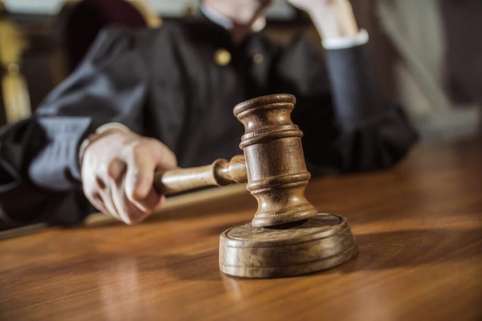 Посадовця засудили за хабар і підробку документів — відбувся штрафом