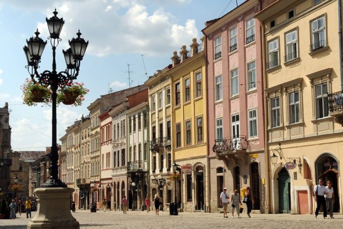 Історичну кам’яницю у Львові спотворили вентиляційною шахтою