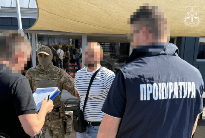 Митника зі Львова впіймали на хабарі в 1600 доларів за розмитнення авто