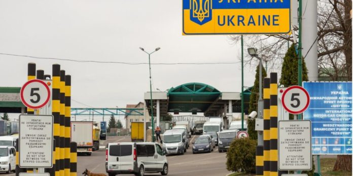 На кордоні з Румунією затримали українця, який намагався вивезти ікону XIX століття