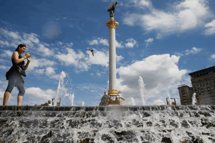 Дощі та спека: якою буде погода в Україні у понеділок