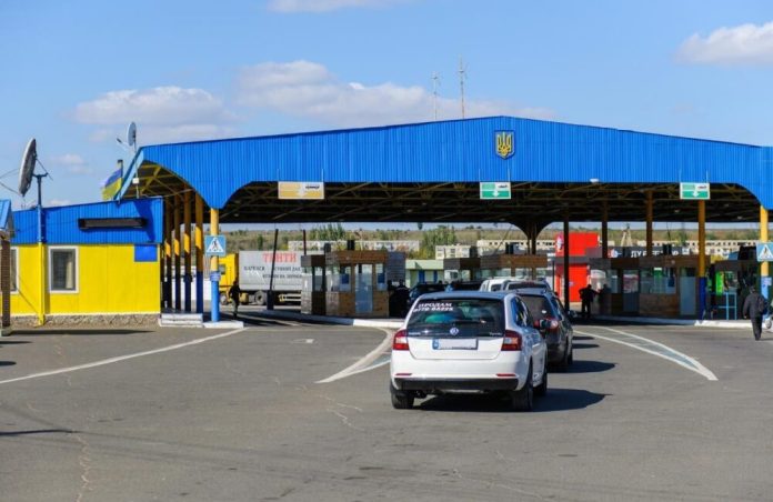Перед перетином кордону Латвії доведеться завчасно внести дані про родичів