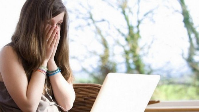 У Києві чоловік шантажував дівчину пікантними знімками
