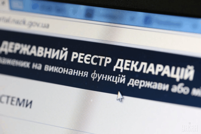 Чиновник Мінрегіону Олександр Звездін отримує квартири і авто у подарунок від родичів