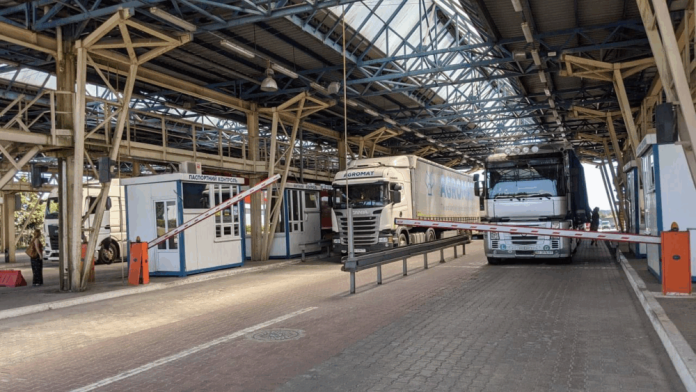 Контрабанда косметики з Італії: митники вилучили товар на 300 тисяч гривень