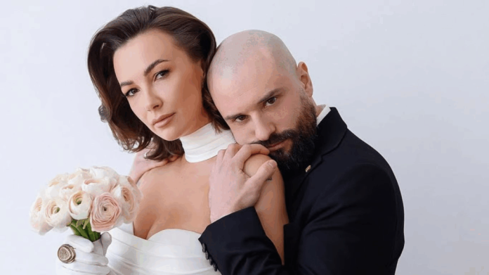 Ольга Мерзлікіна після скандалу з коміком Розовим вразила фотосесією на білому піску