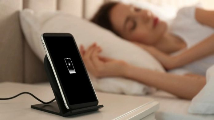 Безпека використання смартфонів під час сну: міфи та реальність