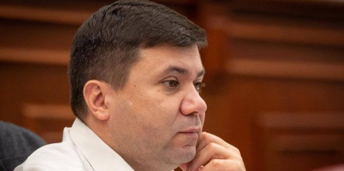 Депутат Київради Андрій Вітренко виявив прослушку у своєму службовому автомобілі: політик звернувся до правоохоронців