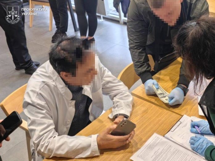 Корупційна схема в одеській клініці: викрито лікаря, який продавав 