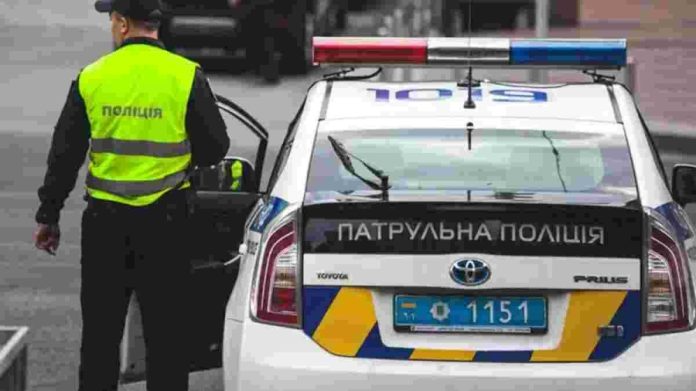 Вандалізм у Дніпровському районі: невідомий пошкодив автомобіль у дворі житлового будинку
