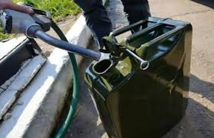 ДБР повідомило про підозру командиру військової частини та його підлеглому через привласнення пального