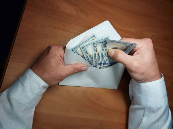 НАЗК зафіксувало можливі ознаки незаконного збагачення у митника з поста 