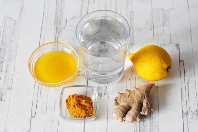 Чому варто почати ранок з теплої води з лимоном і куркумою?