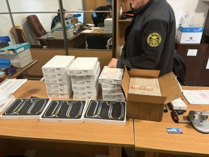 Контрабанда техніки Apple на Львівщині: під підлогою вантажівки виявили товарів на десятки мільйонів гривень