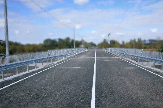 Незрозуміле витрачання бюджету в Харкові: декоративні панелі замість укріплення мостів