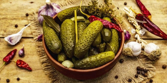 Солоні огірки у щоденному раціоні: користь, нюанси та вплив на апетит