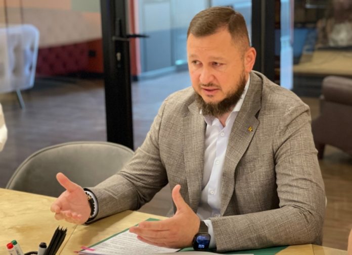 Тіньові схеми у податковій для великих платників: як державні повноваження перетворюють на приватний бізнес