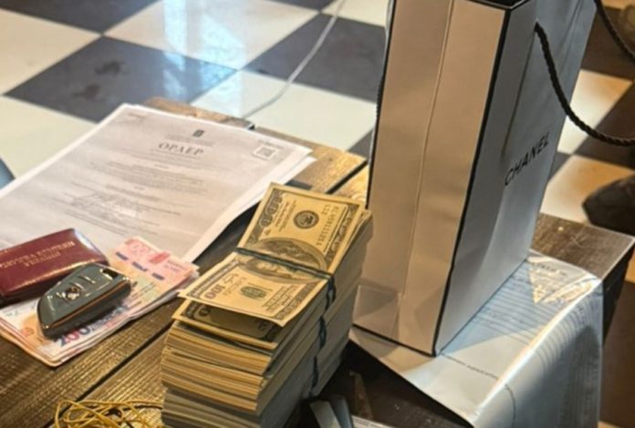 Працівник СБУ у Києві затриманий за отримання хабара у 68 тисяч доларів