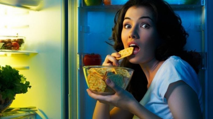 Їжа перед сном: які продукти можуть зіпсувати нічний відпочинок