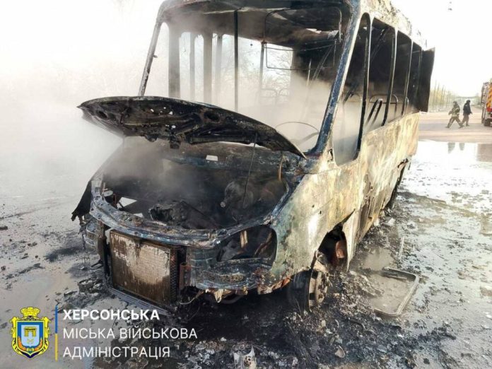 Обстріли Херсонщини: поранені та удар по маршрутному автобусу