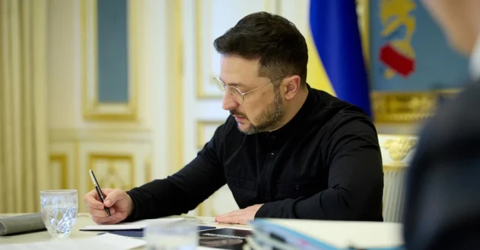 Закон про трирічне продовження військового збору підписано Зеленським