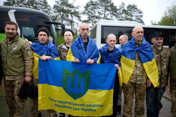 В Україні відбувся емоційний обмін полоненими: 205 захисників повернулися додому